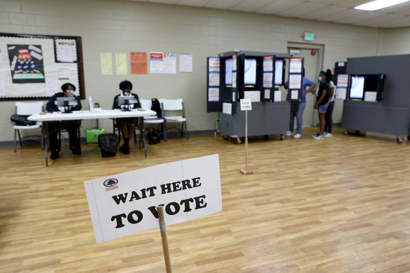© Reuters. FILE PHOTO: A polling station is pictured during the primary election in Atlanta, Georgia, U.S. May 24, 2022.  REUTERS/Dustin Chambers/File Photo