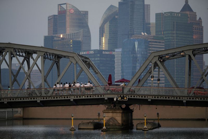 &copy; Reuters. FILE PHOTO: People stand on a bridge near the Bund, following the coronavirus disease (COVID-19) outbreak, in Shanghai, China, September 6, 2022. REUTERS/Aly Song/File Photo