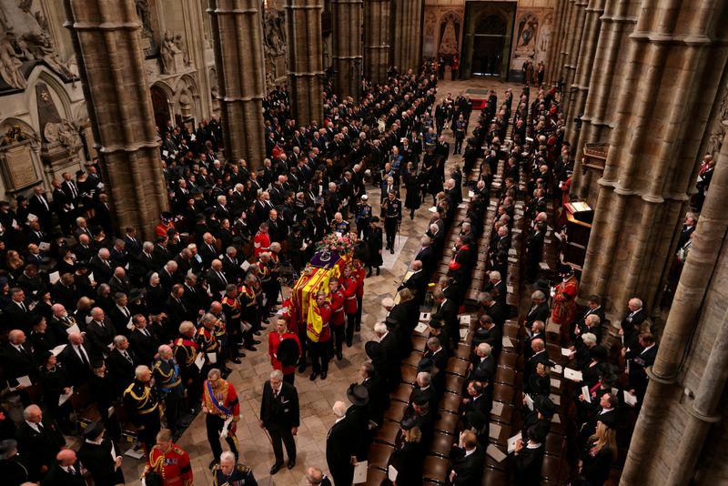 &copy; Reuters. 　９月２２日、米調査会社ニールセンは、ロンドンで１９日執り行われた英エリザベス女王国葬のテレビ中継を米国で約１１４０万人が視聴したと発表した。写真は１９日ロンドンでの代表