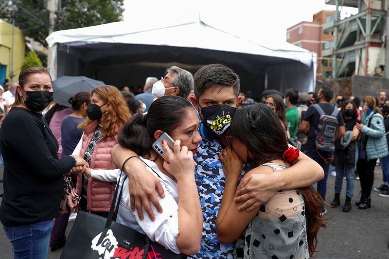 &copy; Reuters. FOTO DE ARCHIVO. La gente reacciona después de un terremoto, en Ciudad de México, México. 19 de septiembre de 2022. REUTERS/Luis Cortés
