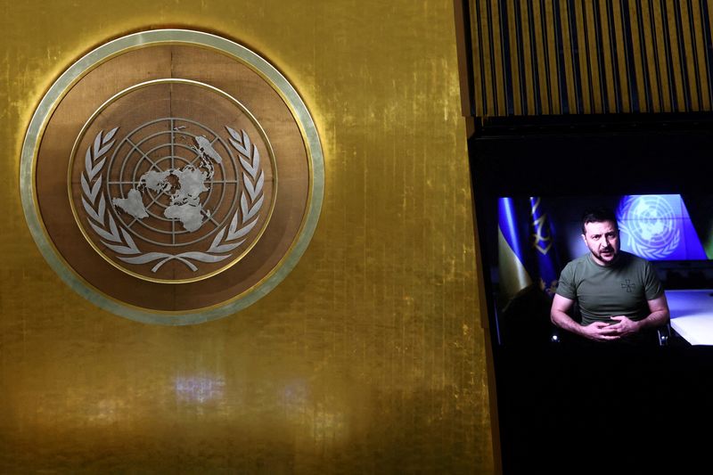 &copy; Reuters. Il Presidente ucraino Volodymyr Zelenskiy ritratto sugli schermi video mentre pronuncia un discorso alla 77a sessione dell'Assemblea generale delle Nazioni Unite presso la sede dell'Onu a New York, negli Stati Uniti, il 21 settembre 2022. REUTERS/Mike Seg