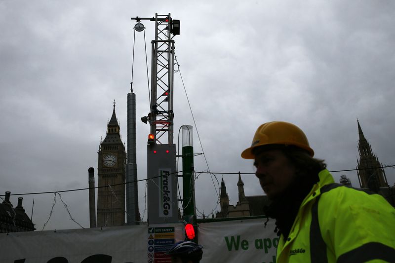 &copy; Reuters. FOTO DE ARCHIVO: Una plataforma de fracking frente al Parlamento durante una protesta contra el fracking de activistas de Greenpeace en Londres, Reino Unido, el 9 de febrero de 2016. REUTERS/Stefan Wermuth/File Photo