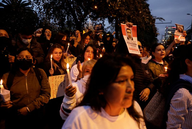 &copy; Reuters. Personas se reúnen frente a la sede de la Policía Nacional de Ecuador para protestar por la muerte de María Belén Bernal, cuyo marido policía, según el ministro del Interior, es sospechoso en el caso, en Quito, Ecuador. 21 de septiembre, 2022. REUTE
