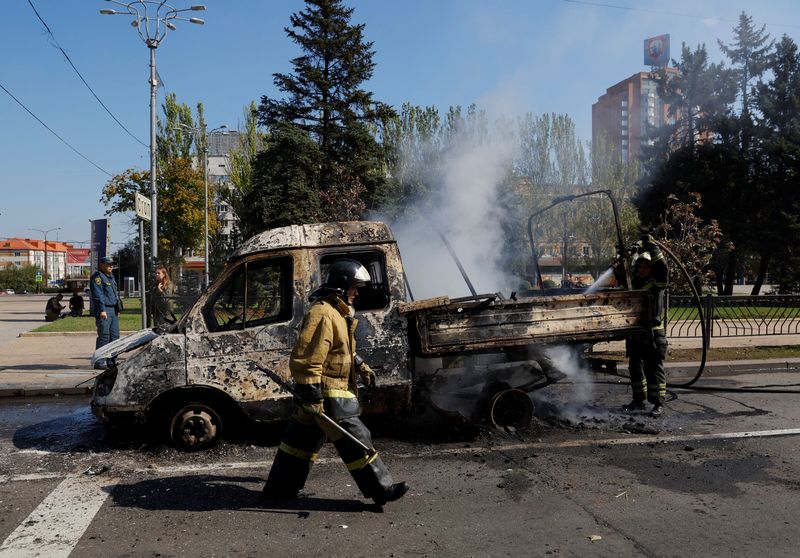 &copy; Reuters. رجال اطفاء يخمدون مركبة اشتعلت بها النيران في دونيتسك بأوكرانيا يوم 17 سبتمبر أيلول 2022. تصوير:  ألكسندر إرموشينكو - رويترز.