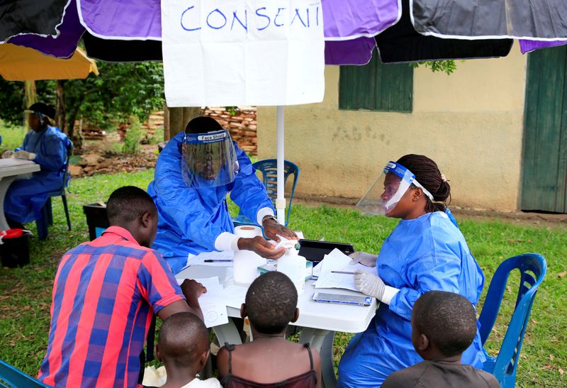 &copy; Reuters. Imagen de archivo de trabajadores sanitarios ugandeses hablando con civiles antes de realizar el primer ejercicio de vacunación contra el virus del ébola en la aldea de Kirembo, cerca de la frontera con la República Democrática del Congo en el distrit