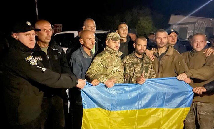 &copy; Reuters. Fotograma de un video que muestra un grupo de prisioneros de guerra liberados por Rusia en la región de Chernihiv, Ucrania. 22 septiembre 2022/entrega vía Reuters. ESTA IMAGEN FUE ENTREGADA POR UNA TERCERA PARTE. CRÉDITO OBLIGATORIO.