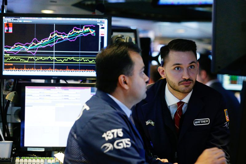 &copy; Reuters. Operadores trabalham na Bolsa de Nova York, EUA
30/04/2018
REUTERS/Brendan Mcdermid