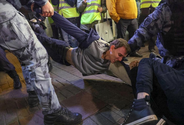 &copy; Reuters. Policías rusos detienen a un joven durante una protesta contra la movilización de reservistas ordenada por el presidente Vladimir Putin, en Moscú, Rusia. 21 septiembre 2022. REUTERS/Fotógrafo de Reuters