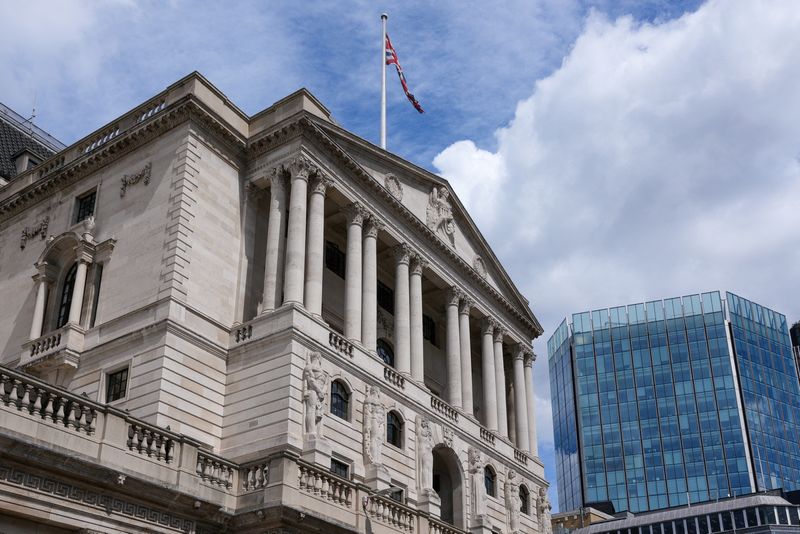 &copy; Reuters. イングランド銀行（英中央銀行）は２２日、政策金利を１．７５％から０．５％ポイント引き上げ２．２５％とすると発表した。ロンドンで８月撮影。（2022年　ロイター/Maja Smiejkowska）