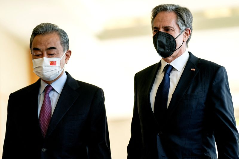 &copy; Reuters. وزير الخارجية الأمريكي أنتوني بلينكن ونظيره الصيني وانغ يي قبل اجتماع لهما في بالي بإندونيسيا بتاريخ التاسع من يوليو تموز 2022. صورة لرويترز 