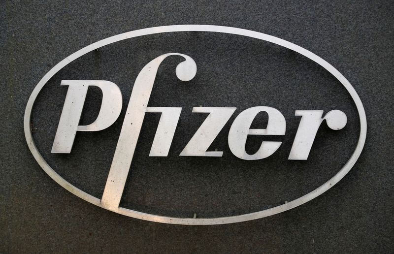 &copy; Reuters. شعار شركة فايزر على مقرها في بريطانيا بصورة من أرشيف رويترز.