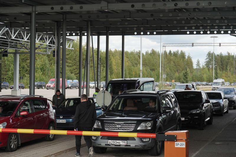 © Reuters. Cars queue to enter Finland from Russia at Finland's most southern crossing point Vaalimaa, around three hour drive from Saint Petersburg, in Vaalimaa, Finland September 22, 2022. REUTERS/Essi Lehto