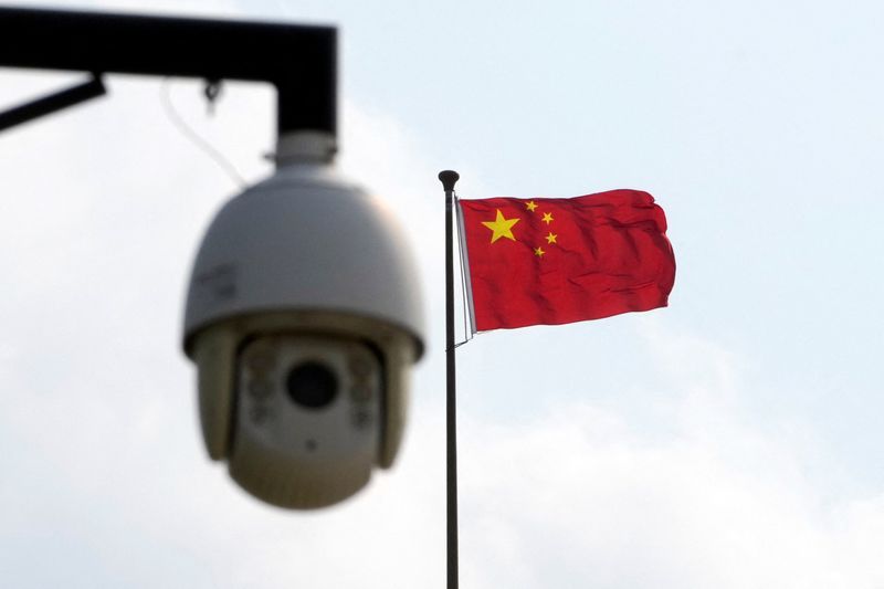 &copy; Reuters. العلم الصيني بجانب كاميرا مراقبة في شنغهاي بالصين في الثاني من أغسطس آب 2022. تصوير: آلي سونغ -رويترز.