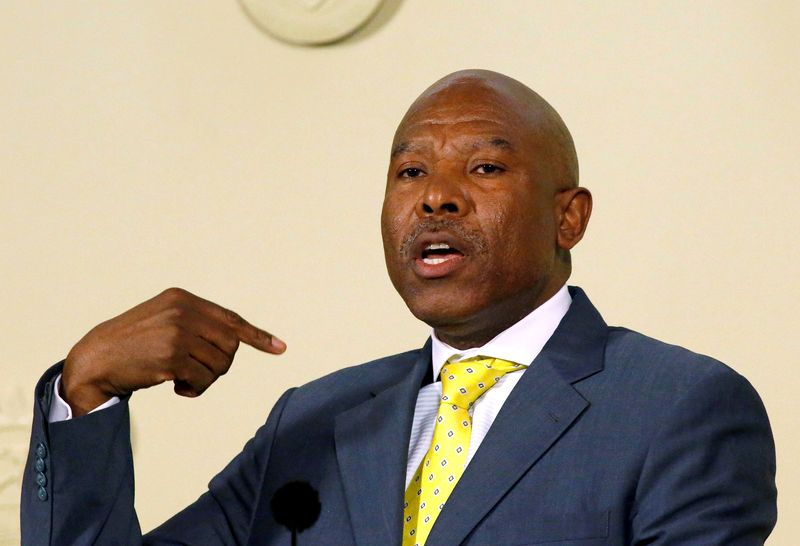 &copy; Reuters. FILE PHOTO: SA Reserve Bank governor (SARB) Lesetja Kganyago gestures during a media briefing in Pretoria, October 6, 2014. REUTERS/Siphiwe Sibeko