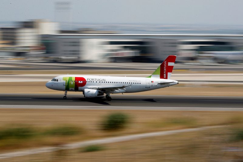 &copy; Reuters. Photo d'archive d'un Airbus A319 de TAP Air Portugal atterrissant à l'aéroport de Lisbonne. /Photo prise le 27 septembre 2018/REUTERS/Rafael Marchante