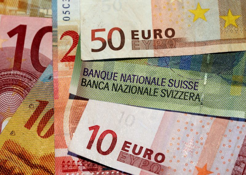 &copy; Reuters. Banconote in euro e in franco svizzero in questa foto illustrativa scattata a Losanna il 9 agosto 2011. REUTERS/Denis Balibouse/Foto d'archivio