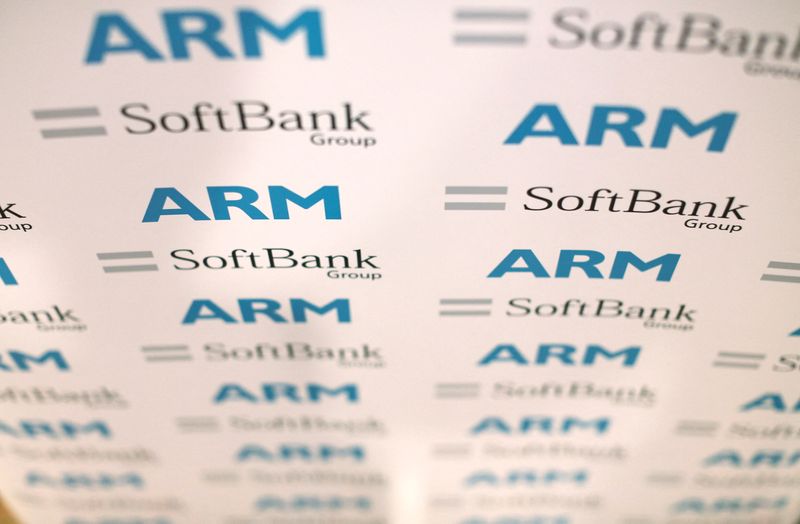 © Reuters. Logotipos da ARM e do SoftBank Group
18/07/2016
REUTERS/Neil Hall