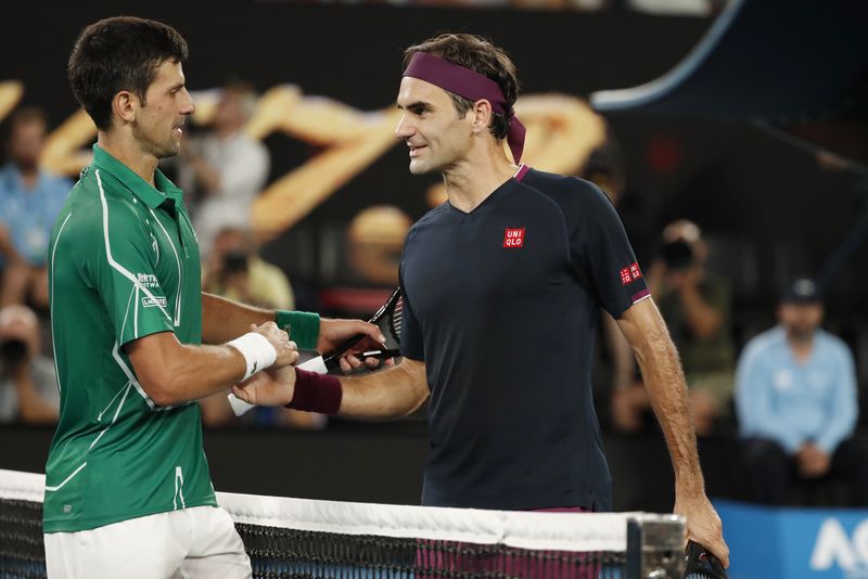 &copy; Reuters. Imagen de archivo del tenista serbio Novak Djokovic y el suizo Roger Federer estrechando sus manos luego de su partido por las semifinales del Abierto de Australia en Melbourne Park, Melbourne, Australia. 30 de enero, 2020. REUTERS/Issei Kato/Archivo