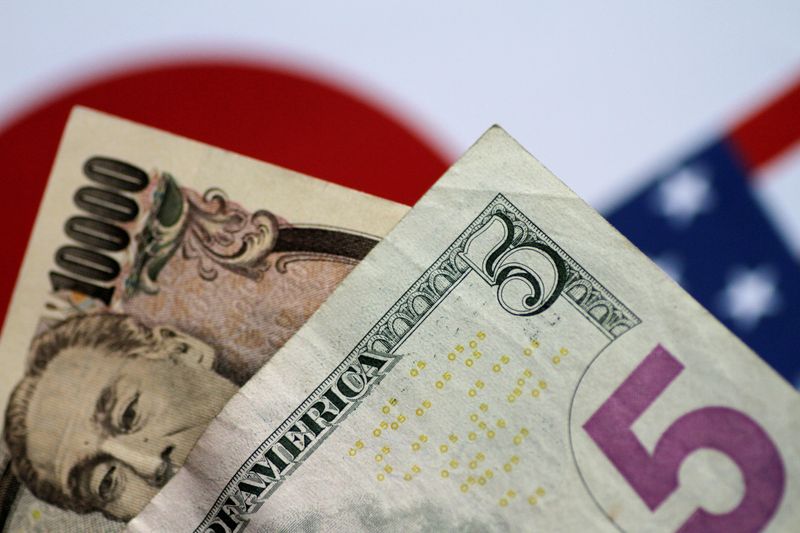 &copy; Reuters. FILE PHOTO: U.S. Dollar and Japan Yen notes are seen in this picture illustration June 2, 2017. REUTERS/Thomas White/Illustration