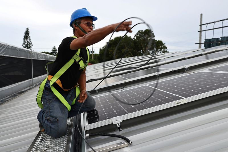© Reuters. Trabalhador organiza cabos de painéis solares
17/06/2022
REUTERS/Ann Wang