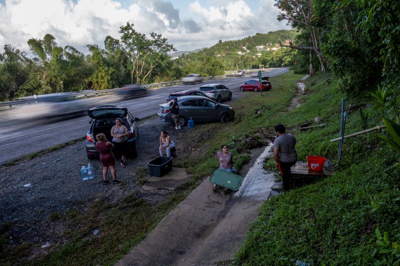 Residentes de Bermudas toman resguardo ante los vientos huracanados de Fiona