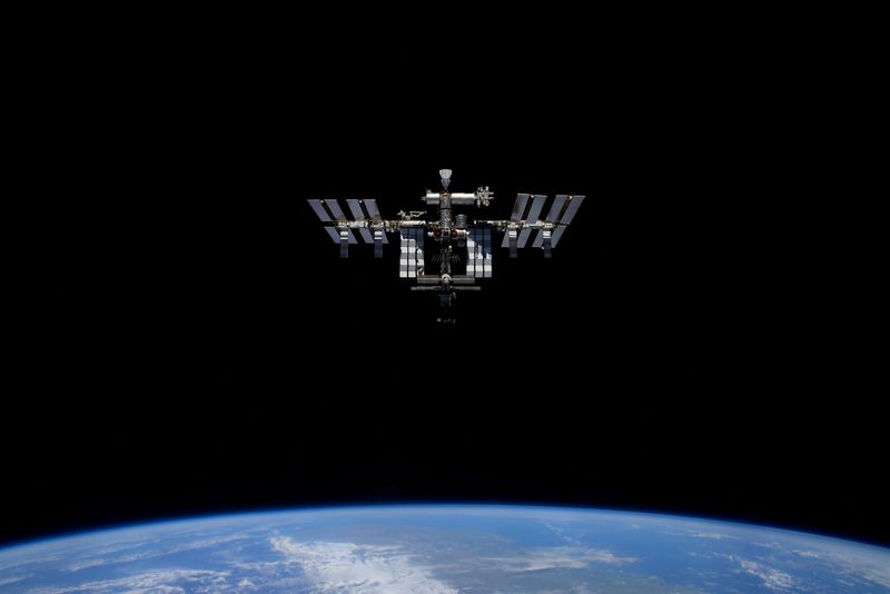 &copy; Reuters. محطة الفضاء الدولية في صورة بتاريخ 24 ابريل نيسان 2022. حصلت رويترز على هذه الصورة من وكالة الفضاء الروسية روسكوزموس.