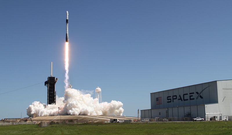 &copy; Reuters. Imagen de archivo del despegue de un cohete Falcon 9 de SpaceX en la primera misión privada de astronautas a la Estación Espacial Internacional, desde el Centro Espacial Kennedy de la NASA en Cabo Cañaveral, Florida, Estados Unidos. 8 de abril, 2022. R