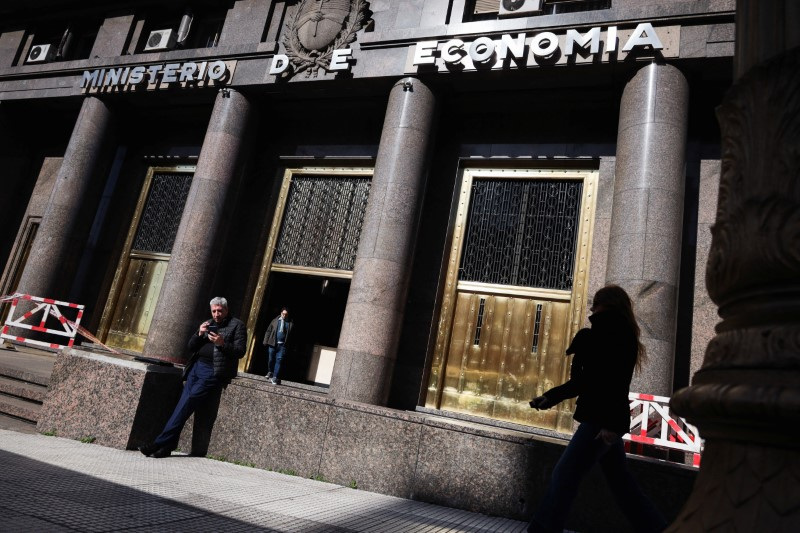 &copy; Reuters. Imagen de archivo de un hombre fuera del Ministerio de Economía, en Buenos Aires, Argentina. 29 de julio, 2022. REUTERS/Cristina Sille/Archivo