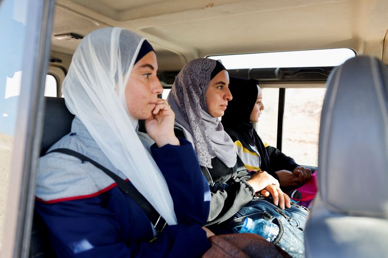 &copy; Reuters. تلميذات فلسطينيات في سيارة متجهين إلى مسافر يطا بالقرب من الخليل بالضفة الغربية في صورة بتاريخ 13 سبتمبر ايلول 2022. تصوير: موسى قواسمة - رويترز