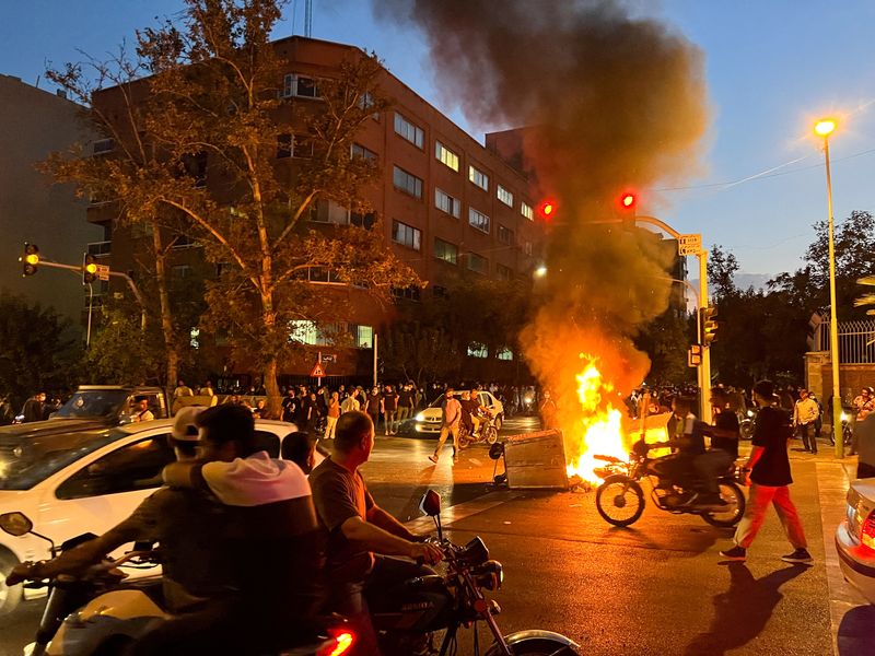 &copy; Reuters. دراجة نارية تخص الشرطة تحترق أثناء احتجاج يوم 19 سبتمبر ايلول 2022 على وفاة مهسا أميني في الحجز. صورة من وكالة غرب آسيا للأنباء. 
