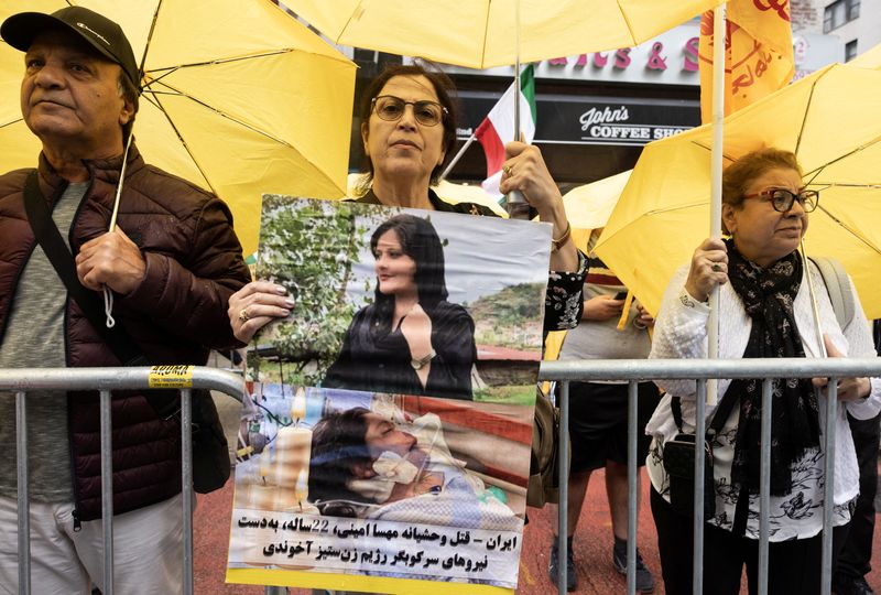 &copy; Reuters. Manifestante em Nova York segura cartaz com fotos de Mahsa Amini, que morreu sob custódia policial no Irã. REUTERS/Caitlin Ochs