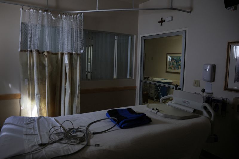 © Reuters. FILE PHOTO - An empty hospital bed sits inside the former Intensive Care Unit (ICU) for coronavirus disease (COVID-19) patients at Providence Mission Hospital in Mission Viejo, California, U.S., April 12, 2022.  Picture taken April 12, 2022. REUTERS/Shannon Stapleton