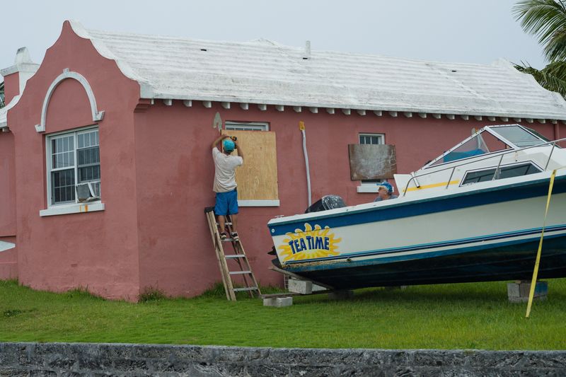 © Reuters. Drew Hendseron and his neighbour David DeSilva prepare for the arrival of Hurricane Fiona in Somerset, Bermuda September 22, 2022. REUTERS/Nicola Muirhead