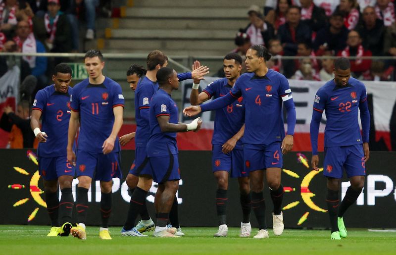 &copy; Reuters. لاعبون من منتخب هولندا لكرة القدم يحتفلون باحراز الهدف الثاني في شباك بولندا بدوري الأمم الأوروبية يوم الخميس. تصوير: كاسبر بيمبل - رويترز. 
