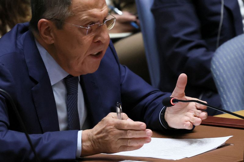 © Reuters. وزير الخارجية الروسي سيرجي لافروف يتحدث في نيويورك يوم الخميس. تصوير: بريندان ماكدرميد - رويترز. 