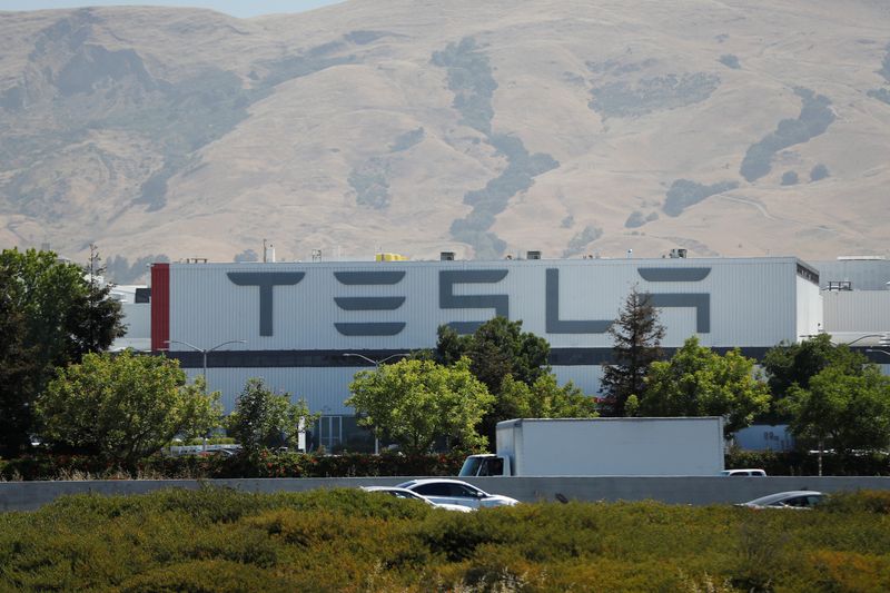 © Reuters. FILE PHOTO: The Tesla factory is seen in Fremont, California, U.S. June 22, 2018. REUTERS/Stephen Lam/File Photo