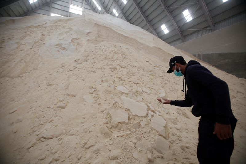 &copy; Reuters. Açúcar bruto armazenado em galpão.  REUTERS/Khalid al-Mousily