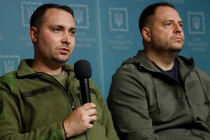 © Reuters. Head of Ukraine's Presidential Office Andriy Yermak and Military Intelligence Chief Kyrylo Budanov attend a news briefing about prisoners of war (POWs) swap, amid Russia's attack on Ukraine, in Kyiv, Ukraine September 22, 2022.  REUTERS/Valentyn Ogirenko