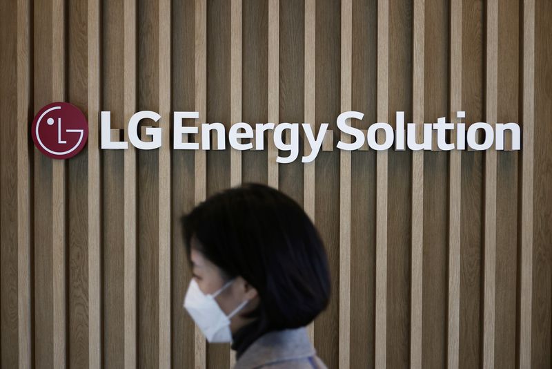 &copy; Reuters. FILE PHOTO: An employee walks past the logo of LG Energy Solution at its office building in Seoul, South Korea, November 23, 2021. Picture taken November 23, 2021. REUTERS/Kim Hong-Ji/File Photo