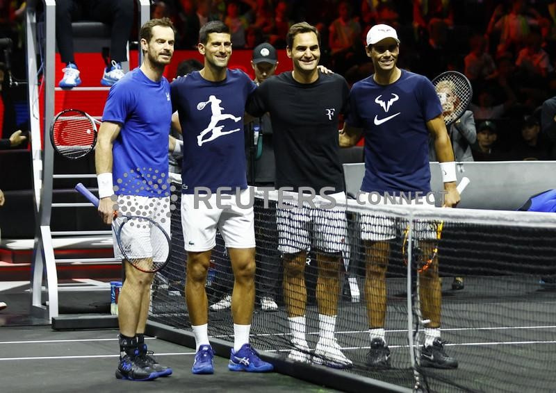 &copy; Reuters. 　男子テニスのノバク・ジョコビッチ（左から２番目）が、今週のレーバー・カップを最後に現役引退することを表明したロジャー・フェデラー（右から２番目）について、「史上最高の選