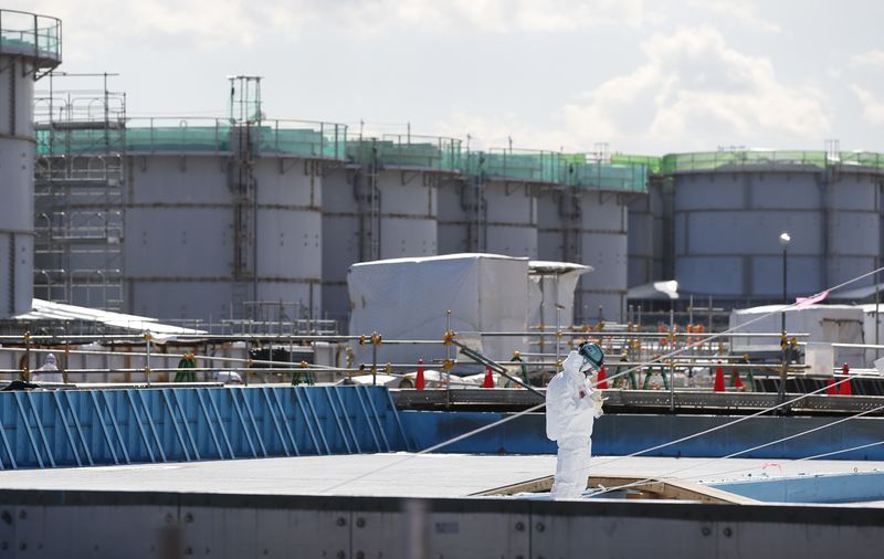 &copy; Reuters. 　ミクロネシア連邦のパニュエロ大統領は２２日、福島第１原子力発電所から処理水を太平洋に放出する日本の決定について非難した。写真は福島第一原発の貯水タンク前の作業員。２０１