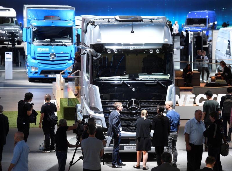 © Reuters. Visitors surround an Actros truck of German truck maker Mercedes-Benz at the IAA truck trade fair in Hanover, Germany September 19, 2018. REUTERS/Fabian Bimmer/File Photo