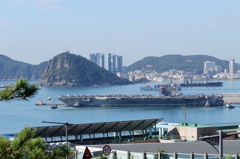 &copy; Reuters. 　９月２３日、米原子力空母「ロナルド・レーガン」（写真）が率いる空母打撃群が、約４年ぶりに韓国南部・釜山の海軍基地に入港した。北朝鮮を念頭に軍事力を誇示する狙いがある。写
