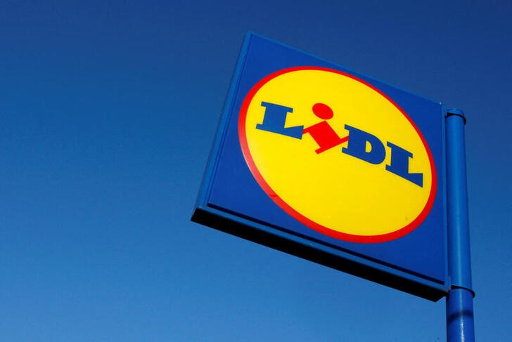 © Reuters. FILE PHOTO: A sign is seen outside a LIDL supermarket in London January 21, 2009.  REUTERS/Stephen Hird