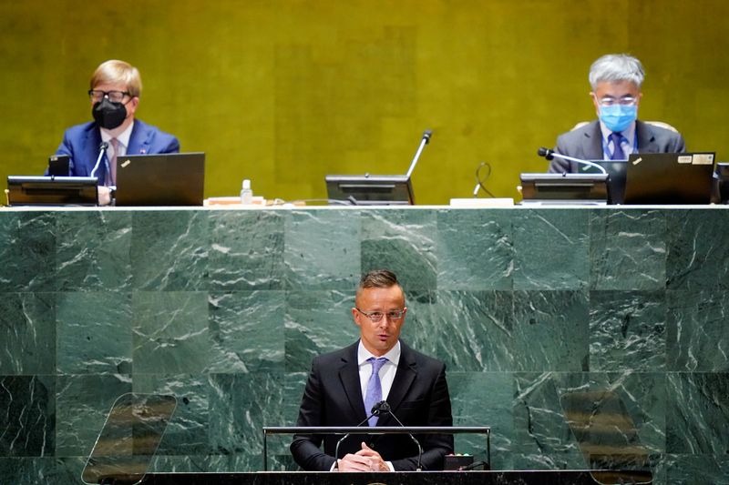 &copy; Reuters. وزير خارجية المجر بيتر سيارتو في كلمته أمام الجمعية العامة للأمم المتحدة في نيويورك يوم الخميس. صورة لرويترز من ممثل لوكالات الأنباء.