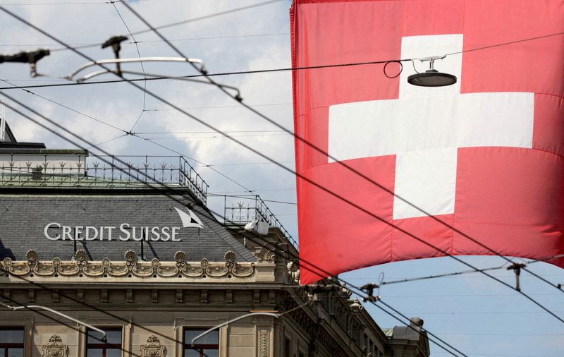 &copy; Reuters. FILE PHOTO: Switzerland's national flag flies in front of the headquarters of Swiss bank Credit Suisse in Zurich, Switzerland July 27, 2022. REUTERS/Arnd Wiegmann/File Photo