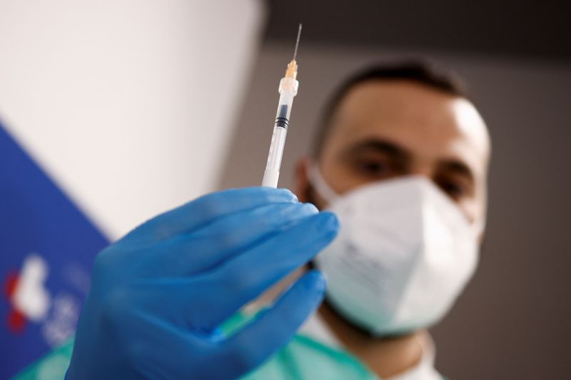 &copy; Reuters. Un operatore sanitario con una siringa contenente un vaccino contro il Covid-19 a Roma. REUTERS/Guglielmo Mangiapane
