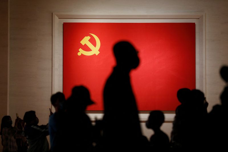 &copy; Reuters. FOTO DE ARCHIVO. Visitantes silueteados junto a una bandera del Partido Comunista chino expuesta en el Museo del Partido Comunista de China en Pekín, China. 3 de septiembre de 2022. REUTERS/Florence Lo