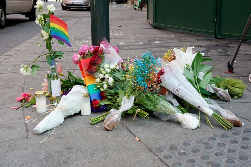&copy; Reuters. FILE PHOTO: Flowers and a rainbow flag are placed on the sidewalk as a tribute to the victims of a shooting at the London Pub, a popular gay bar and nightclub, in central Oslo, Norway June 25, 2022. Terje Pedersen/NTB/via REUTERS  