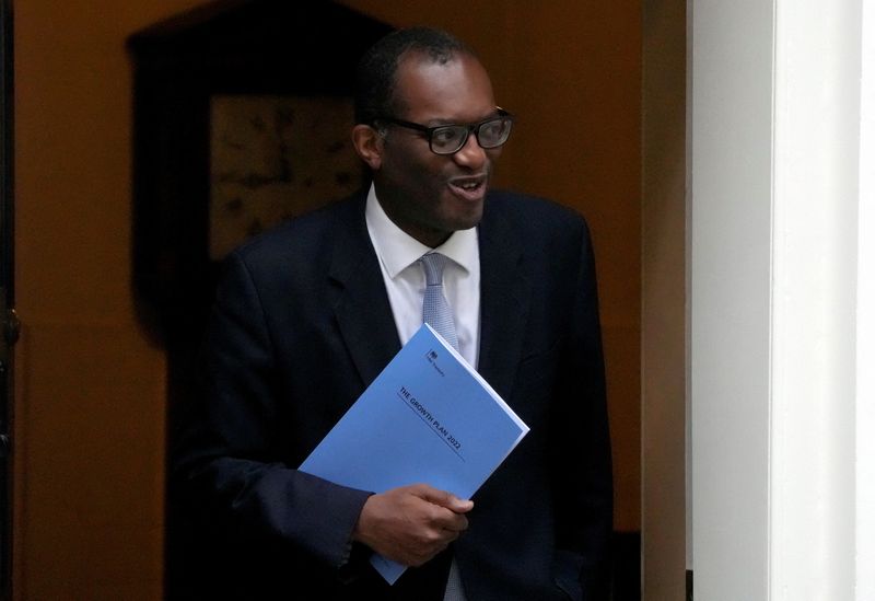 © Reuters. Britain's Chancellor of the Exchequer Kwasi Kwarteng steps outside Downing Street in London, Britain, September 23, 2022. REUTERS/Maja Smiejkowska